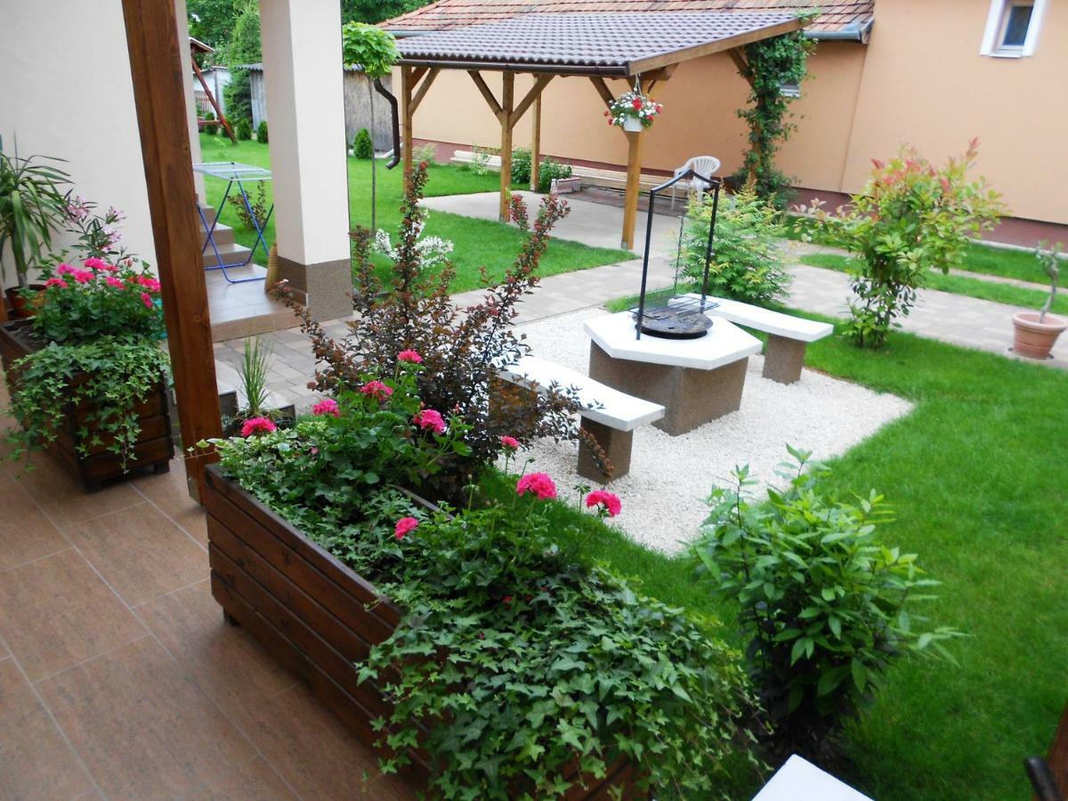 Kurucz Vendeghaz Hajduszoboszlo Apartment Exterior photo